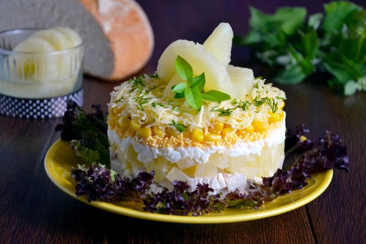 Простий смачний салат з куркою, ананасами та кукурудзою -[object Object]  card image